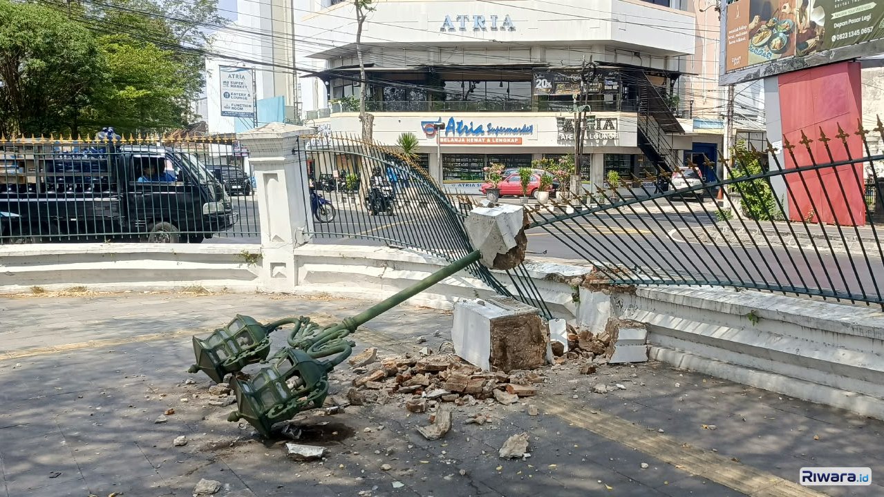 Pagar Pamedan Pura Mangkunegaran Solo mengalami kerusakan setelah ditabrak mobil Isuzu Panther Kamis 1 Oktober 2026 dini hari